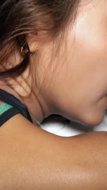 Захватывающий момент из "Тайская жена лижет и трахается в домашнем любительском видео от первого лица с мокрой киской"