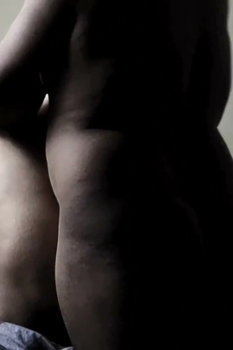 Hintli seksi vücutlu kadın büyük sulu memelerini emdiriyor ve amını sikiyor