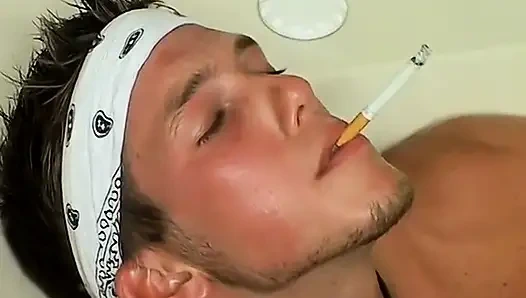 Christian Taylor küvette sigara içiyor