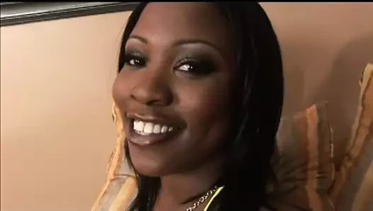 Kilolu abanoz esmer bebek kanepede büyük siyah dick sikikleri