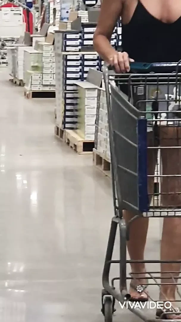 Соска выскользнула в магазине