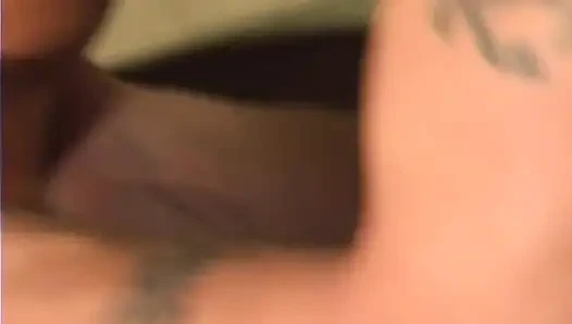 Esmer cuie pie siyah deri çizmeleri içinde sevişmeyi tercih ediyor