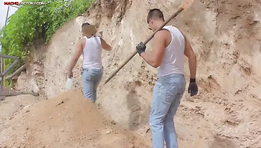 üçlü işçi sikişiyor.