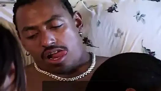 Güzel ateşli sarışın genç kız sıkı deliklerini iki yarakla siktiriyor