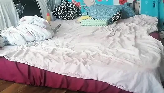 Amatör çift yatak odasında çılgın seks yapıyor.