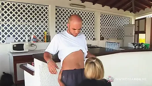 Ateşli plajda sarışın orta yaşlı seksi kadın oral ve yatak odası karşılaşmaları