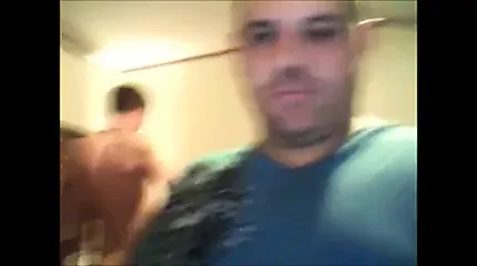 O boşalana kadar arkadaşımın karısının kıçını dövüyorum