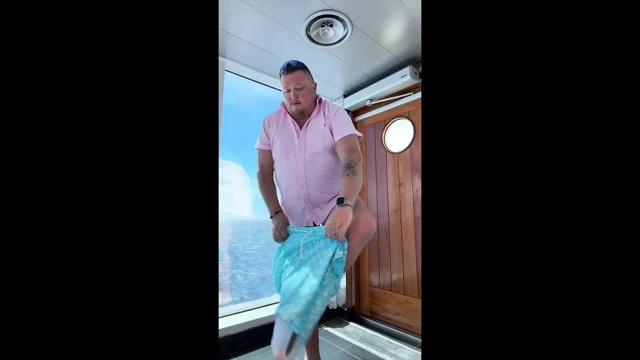 Babacıkla tekne gezisinde soyunuyor