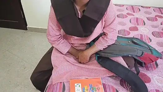 Ateşli Hintli desi öğrenci domaltarak coching odasında öğretmenle acı verici sikişiyor ve Hintçe sesli konuşuyor