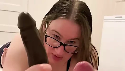 Milf hotwife aldatmak kocanın küçük penisini küçük düşürür