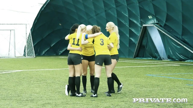 Ana Rose ve Cayla Lions bu grup sekste iki adam alarak işe giriyor