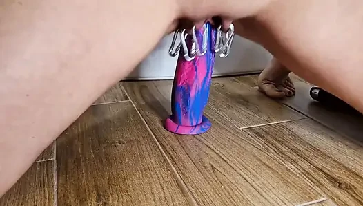 Carbines pirsingli amcık üzerinde bad dragon ile fışkırtıyor
