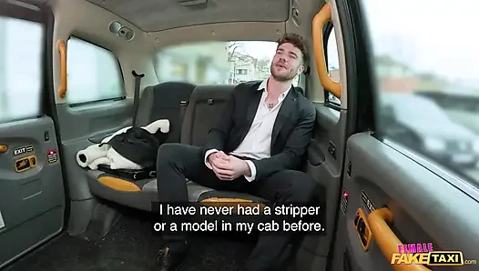 Şımarık bir erkek model tarafından sert sikiliyorum - kadın fake taxi
