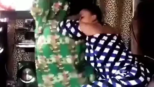 Afrikalı iri güzel kadın büyük götünü sallıyor