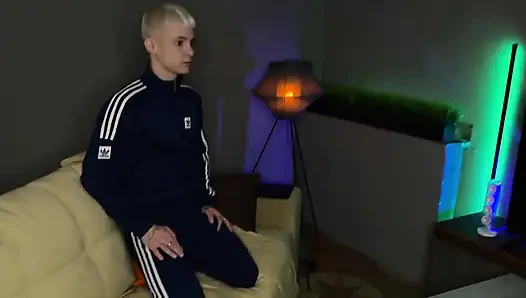 Sevimli iri güzeller ebeveynleri evde yokken üçlü seks yapıyor