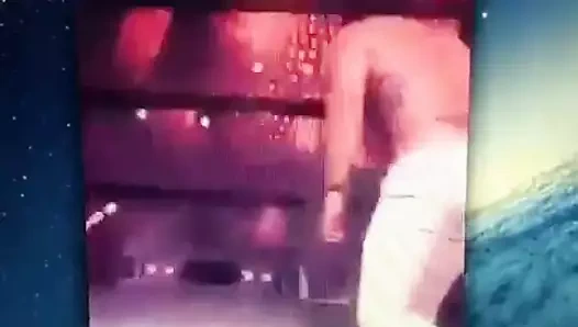 botando semen en publico