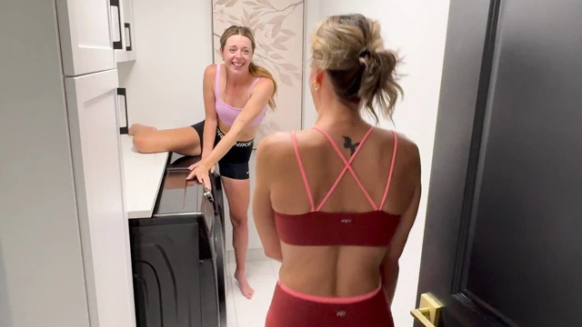 Serenity Cox ve Nadia Foxx çamaşır odasında yaramazlık yaptı