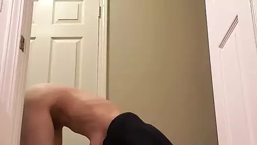 Uygun kız amuda kalkıyor ve büyük göğüslerini gösteriyor