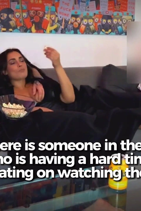 Büyük bir yarağı olduğunu duydu... Bu yüzden onu erkek arkadaşının arkasından sikiyor