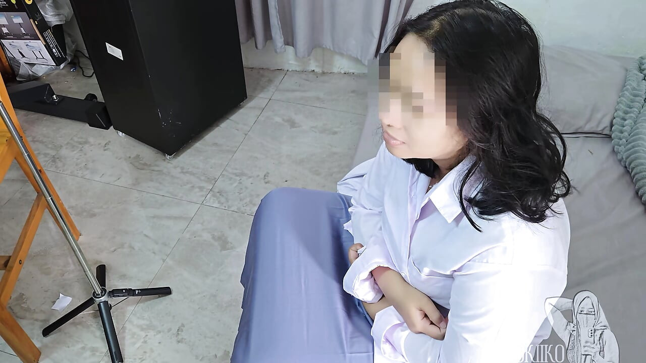 Asyalı tesettürlü kız kıyafetlerimi değiştirdiğimde üvey erkek kardeşi tarafından şaşırıyor - minokiiko