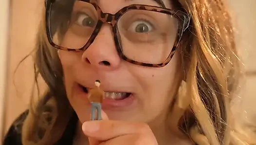 Dev kadın üvey kız kardeş yüz fetişi yaparken küçük üvey erkek kardeşi için grimaces ahegao yüzleri ve aptal ifadeler yapıyor