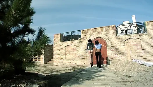 Nicole ve kız arkadaşı döllerini paylaşıyor