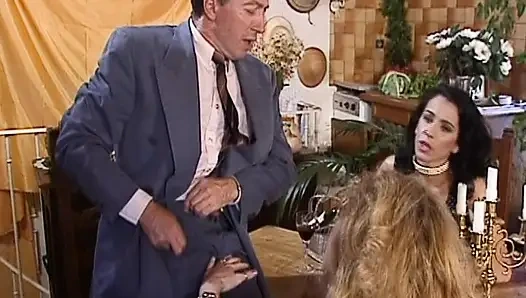 Birinci sınıf Alman sürtükler ateşli anal grup sekste yarağı paylaşıyor