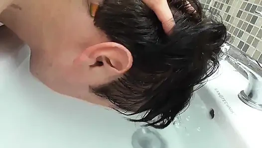 Sahibe amrita ortak bir banyoda sikişen kaltağı sikiyor