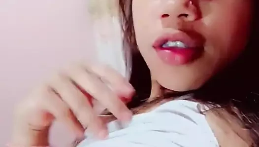 Senin için gül deliğimi parmaklıyorum ve klitorisimi ovuyorum, babacığım! Hazırım, evet!