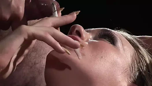 Kırmızı iç çamaşırlı sarışın seksten önce sigara yakiyor