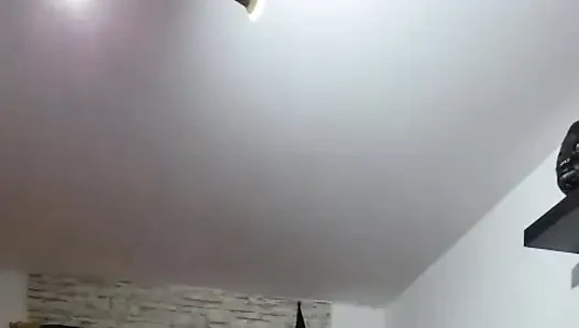 Olgun dominatrix zonklayan takma yarakla itaatkarın genişleyen götünü genişletiyor