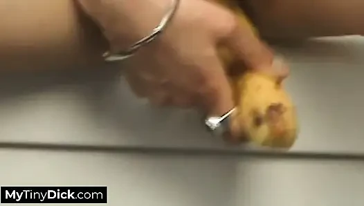 Minik yarak buluşmadan önce muzla kendini tatmin ediyor