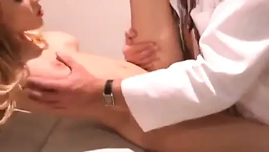 Bebek jinekolog sandalyesinde sikiliyor