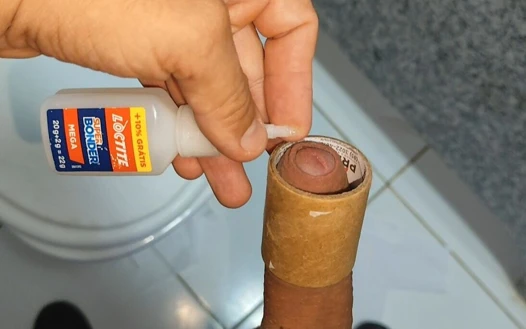 Süper ateşli yapıştırıcı yarağı yarak halkasına güvence altına alıyor