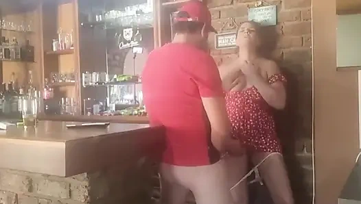 Esmer orta yaşlı seksi kadın arkadan sikiliyor