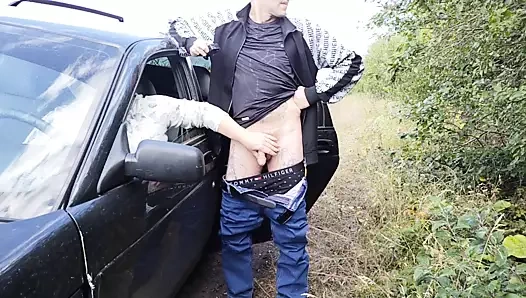 Olgun milf (orta yaşlı kadin) arabada kamuya parmaklıyor, cumshot önce yolun kenarında benim sikimi parmaklıyor