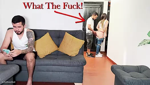 Ben en iyi arkadaşıyla sikişirken aldatılan kocam cep telefonuyla oynuyor...