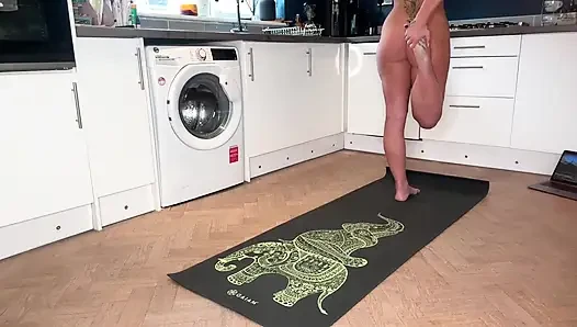 Mükemmel götümün görünümüyle çıplak mutfak yogası