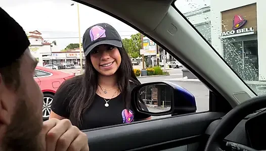 Я снимаю шлюховатого работника Taco Bell и трахаю ее в моей машине! Melztube, Steve Rickz