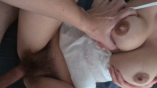 Amatör büyük memeli karımın kıllı amını sikmeyi seviyorum, memelere büyük boşalma