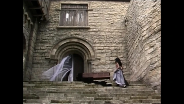 Islak sürtük sert sikiş için yalvarıyor