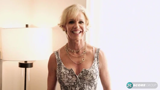 İri göğüslü evli kadın ve anne büyük, genç bir yarağı sikiyor