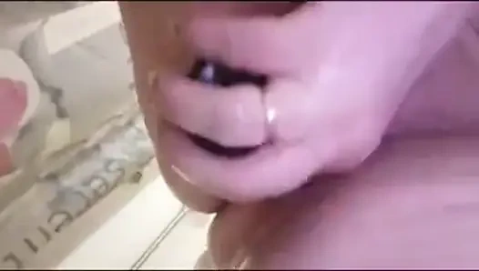 Molly Joy, kauçuk arkadaşıyla oynuyor.