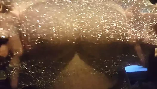 Dev göğüsler alay