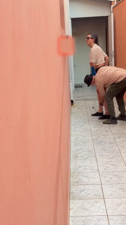 Sokakta kör kızla donma etiketi oynuyor. | Klip 1