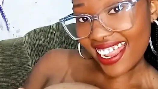 Kendi dev göğüslerini emiyor ve sallıyor