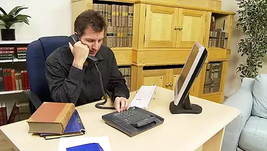 Harika vücutlu ateşli sarışın oturma odasında sikilirken inliyor