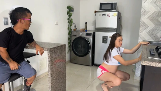 İşten eve geliyorum ve zengin hamile üvey kızımın temizlik yaptığını görüyorum, götünü görünce azıyorum ve sonunda penisimi içine sokuyorum.