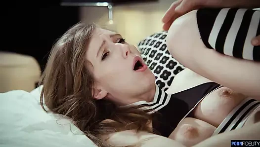 Gina Snow yüzüne boşalmak için tezahürat yapıyor