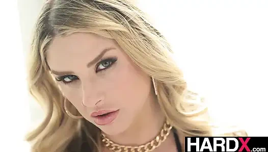 Hardx - büyük götlü bebek Riley Reign canavar yarak için bacaklarını açıyor sert sikiş seansı